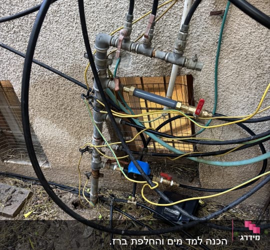 צנרת חיצונית עם ברזים וצינורות צבעוניים
